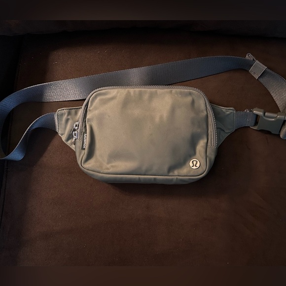 Lulumon 2L belt bag - Picture 1 of 4